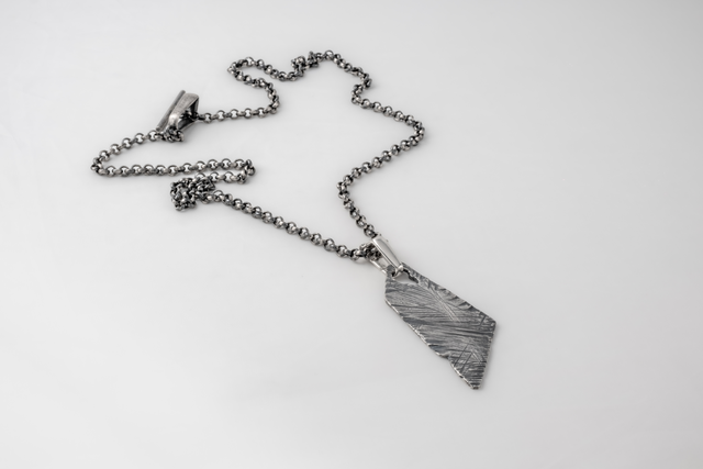 STRUGA Asymmetric Destroyed necklace in 925 silver on a dark background — men's chain length guide